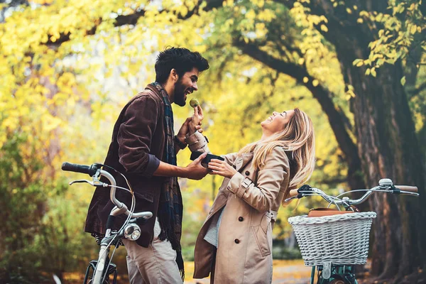 Paar genieten van vallen — Stockfoto