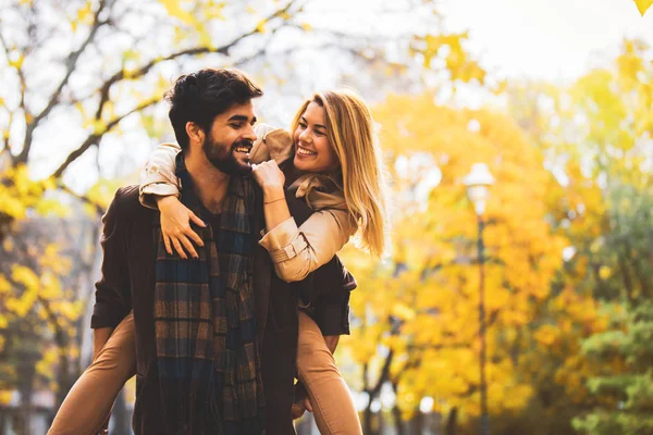 Pareja disfrutando el otoño —  Fotos de Stock