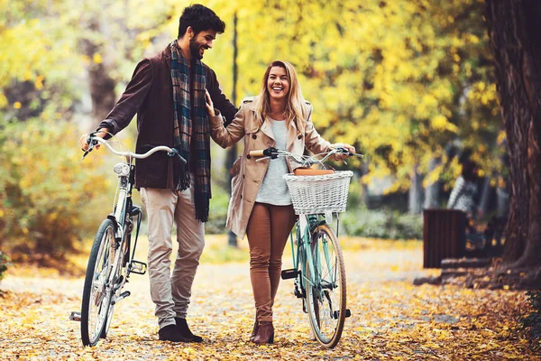 Pareja disfrutando el otoño Fotos de stock libres de derechos