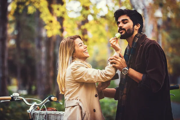 Couple profiter de l'automne Photo De Stock