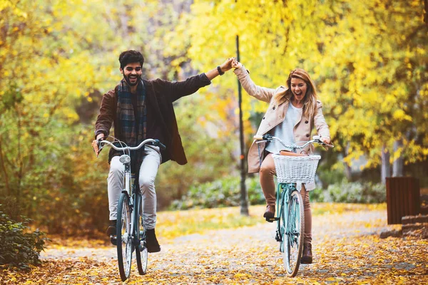 Paar genießt den Herbst lizenzfreie Stockfotos