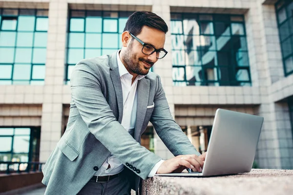 Homme d'affaires devant le bâtiment de l'entreprise Photo De Stock