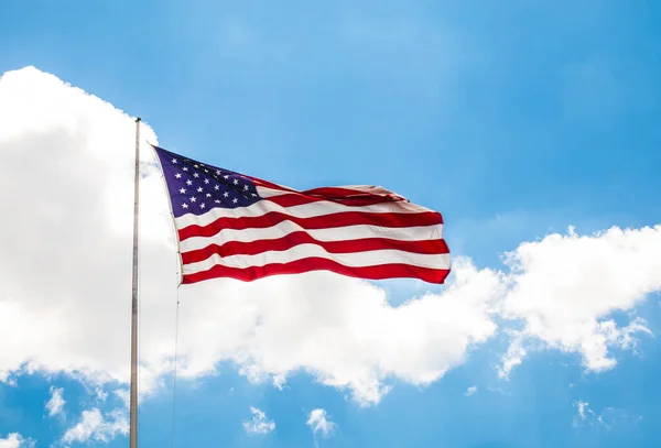 Американский Флаг Голубым Небом Облаками Фон — стоковое фото