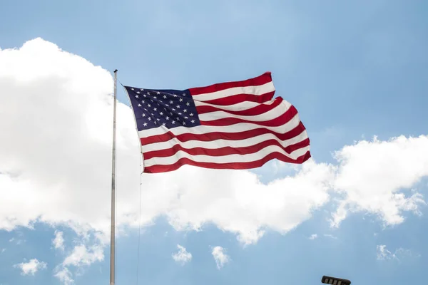 Американский Флаг Голубым Небом Облаками Фон — стоковое фото
