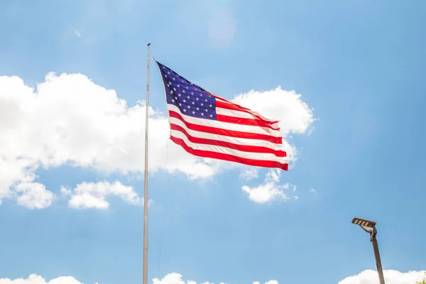 Американский Флаг Против Голубого Неба Облаками — стоковое фото