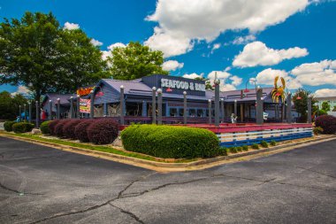 Duluth, Ga / USA - 05: 31-20: Mavi gökyüzü ve beyaz bulutlu Yengeç Kulübesi 'nin ön köşesi