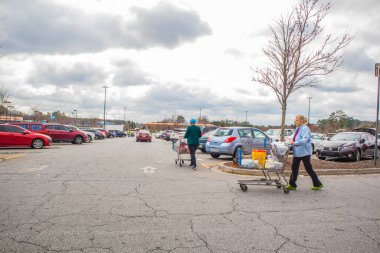 Snellville, Ga / USA - 03: 20 Walmart otoparkındaki insanların görüntüsü