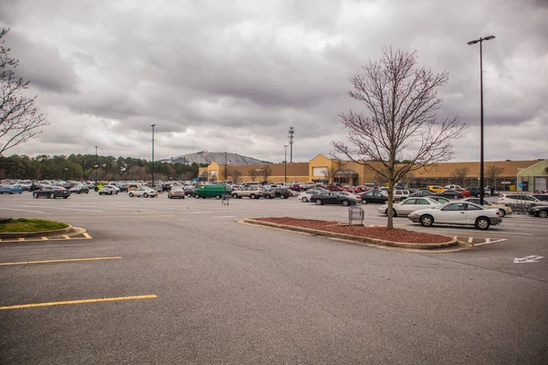 Stone Mountain Usa Vista Coches Estacionamiento Walmart Con Stone Mountain — Foto de Stock