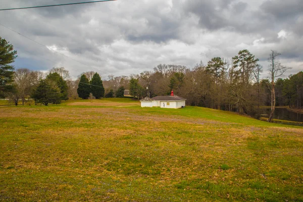 Une Petite Maison Blanche Dans Champ Vert Avec Des Nuages — Photo