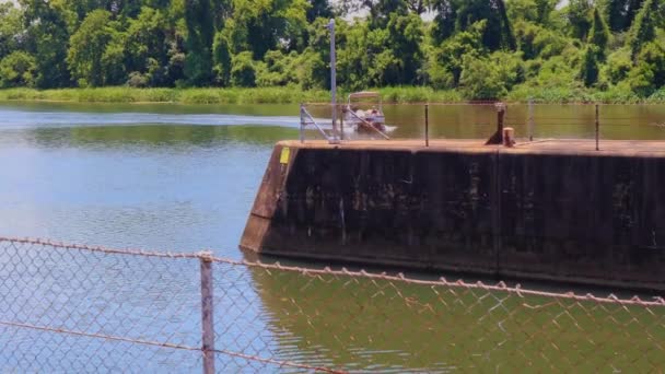 Augusta Usa Nsanlarla Dolu Bir Tekne Nehirden Geçiyor — Stok video