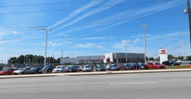 Duluth, Ga / USA - 07 05: 20: Duluth, Ga Pleasant Hill yolundaki Toyota bayiliğinin görüntüsü 