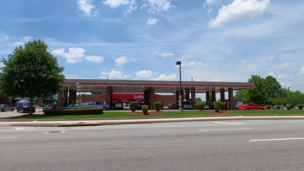 Leitartikel Street View Von Quik Trip Convenience Store Mit Verkehr — Stockvideo