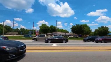 Pleasant Hill yolunda trafik var. Kapatın.