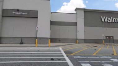  Walmart 'ın 7.5.20 Pan yazı ve logosu binanın önünde.