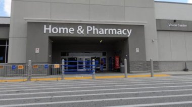 Yayın 7.5.20 Walmart 'taki bir barikatta gezinen insanlar
