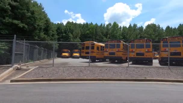 Redaktionell Skolbussar Bakom Staket — Stockvideo