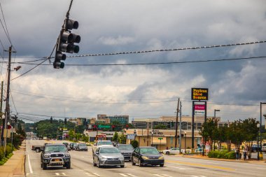 Doraville, Ga / USA - 07 06: 20: Bulutlu gökyüzü ve sokak işaretleriyle Buford Hwy 'deki trafiğin görüntüsü