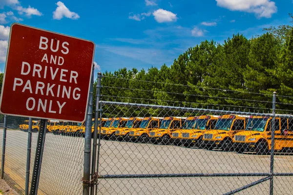 Lawrenceville Usa Parcheggio Autobus Autisti Solo Cartello Scuolabus Parcheggiati Dietro — Foto Stock