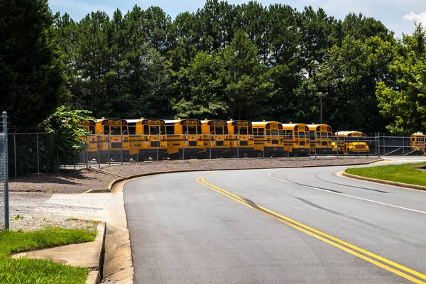 Lawrenceville Usa Σχολικά Λεωφορεία Σταθμευμένα Πίσω Από Φράκτη Κρίκο Αλυσίδας — Φωτογραφία Αρχείου