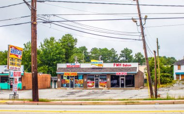 Decatur, Ga / USA - 07 07: 20: Glenwood yolundaki küçük bir alışveriş merkezinin görüntüsü