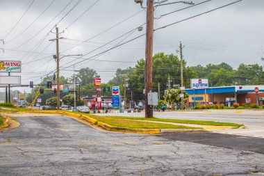 Decatur, Ga / USA - 07 07: 07: 20: Trafik ve tabelalarla şehir geçmişi