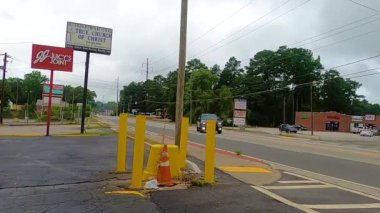 Dekalb County polis cipi Glenwood yolundan geçiyor. 