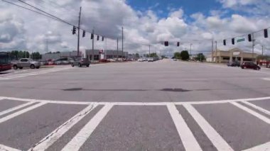 Duluth, Ga USA - 07 07 07 2020: Pleasant Hill caddesinden geçen otomobil bayilerinin kesiştiği 4 yönlü kavşakta trafik 