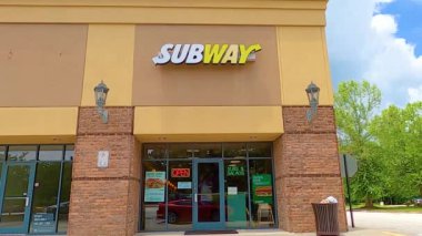 Öğleden sonra metrodan bir bayan çıkıyor. 