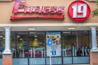 Gwinnett County, Ga / USA - 07 09: 20: Fitness 19 logosunun önü ve imzası