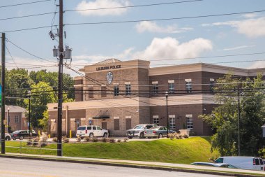 Lilburn, Ga / USA - 07 09: 20: Elektrik hatları ve elektrik direği üzerinden Lilburn Polis Departmanının görüntüsü