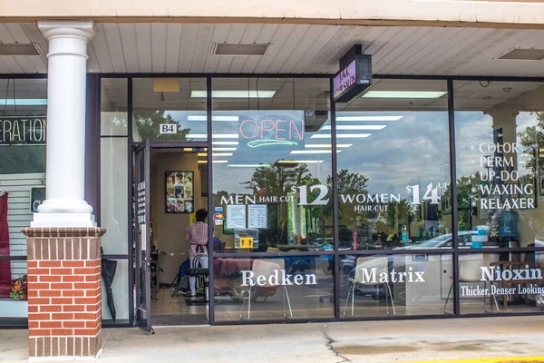 Condado Gwinnett Usa Peluquería Persona Que Corta Cabello Con Puerta — Foto de Stock