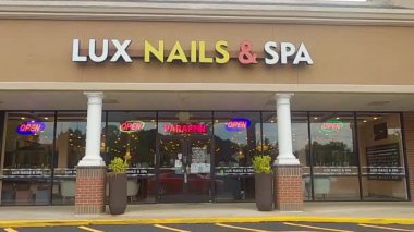 Editör Gwinnett County ABD 7.9.20 Lux Nails & Spa Girişi covid-19 sırasında açıldı