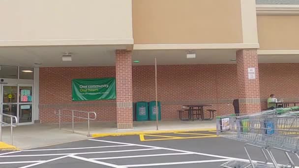 Redakcja Gwinnett County Usa Publix Worker Pobiera Koszyki Zakupowe Masce — Wideo stockowe