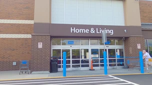 Editorial Gwinnett County Usa Personas Mayores Ingresando Walmart Con Una — Vídeo de stock
