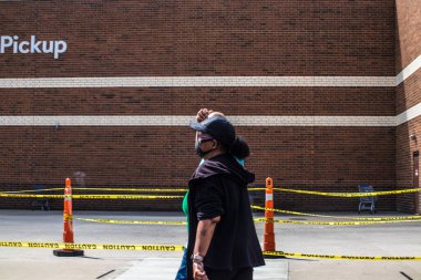 Gwinnett County, Ga / USA - 07 09: 20: İki kişi ve yüz maskeli biri
