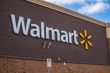 Gwinnett County, Ga / USA - 07 09: 20: Duvardaki Walmart tabelası ve logosu 