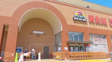  Editör Gwinnett County Ga USA 7.9.20 NAM DAE MUN mağazasına girip çıkıyor