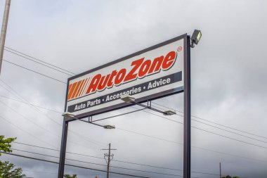 Glenwood yolu Decatur Ga 'da zincirlenmiş bir çöp tenekesine ve trafiğe bakın