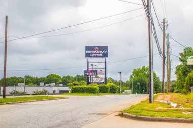Decatur, Ga / USA - 07 07: 20: Şehir manzarasında Economy Hotel tabelası  