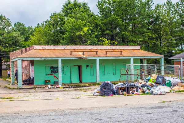 Decatur Usa Městská Krajina Odpadky Lidmi Starou Zelenou Budovou — Stock fotografie