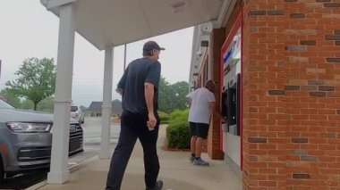 Adam Bank of America 'daki ATM' ye doğru yürür. 