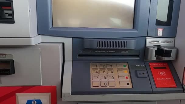 Άνθρωπος Παίρνει Χρήματα Από Ένα Atm Ενώ Ένας Άλλος Άνθρωπος — Αρχείο Βίντεο