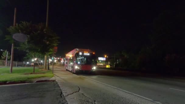 Fulton Industrial Blvd Atlanta Homme Descend Bus Marta Nuit — Video