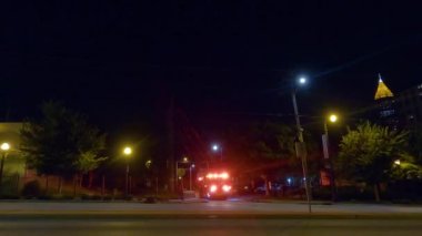 7.13.20 Atlanta şehir merkezi Ga İtfaiye aracı ve trafik ve şehir gökdeleniyle yanıp sönen ışıklar.