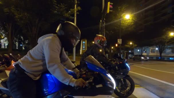 Centro Atlanta Persona Motocicleta Quema — Vídeo de stock