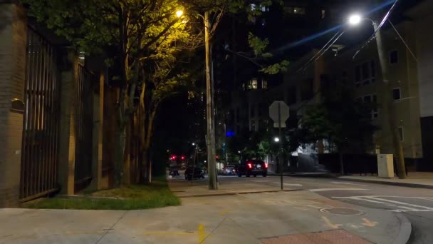 Downtown Atlanta Trafic Sur Une Rue Latérale Centre Ville Tard — Video