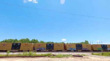 Mavi gökyüzü olan bir trenin yanında 