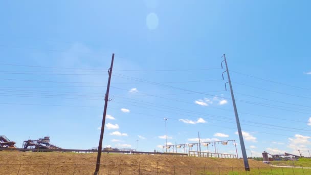 Industrielandschaft Mit Blauem Himmel — Stockvideo