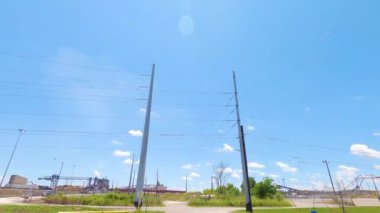 Mavi gökyüzü hareket halindeyken sanayi manzarası