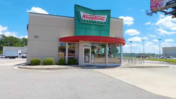 Augusta Fronte Krsipy Kreme Ciambelle Con Cielo Blu — Video Stock